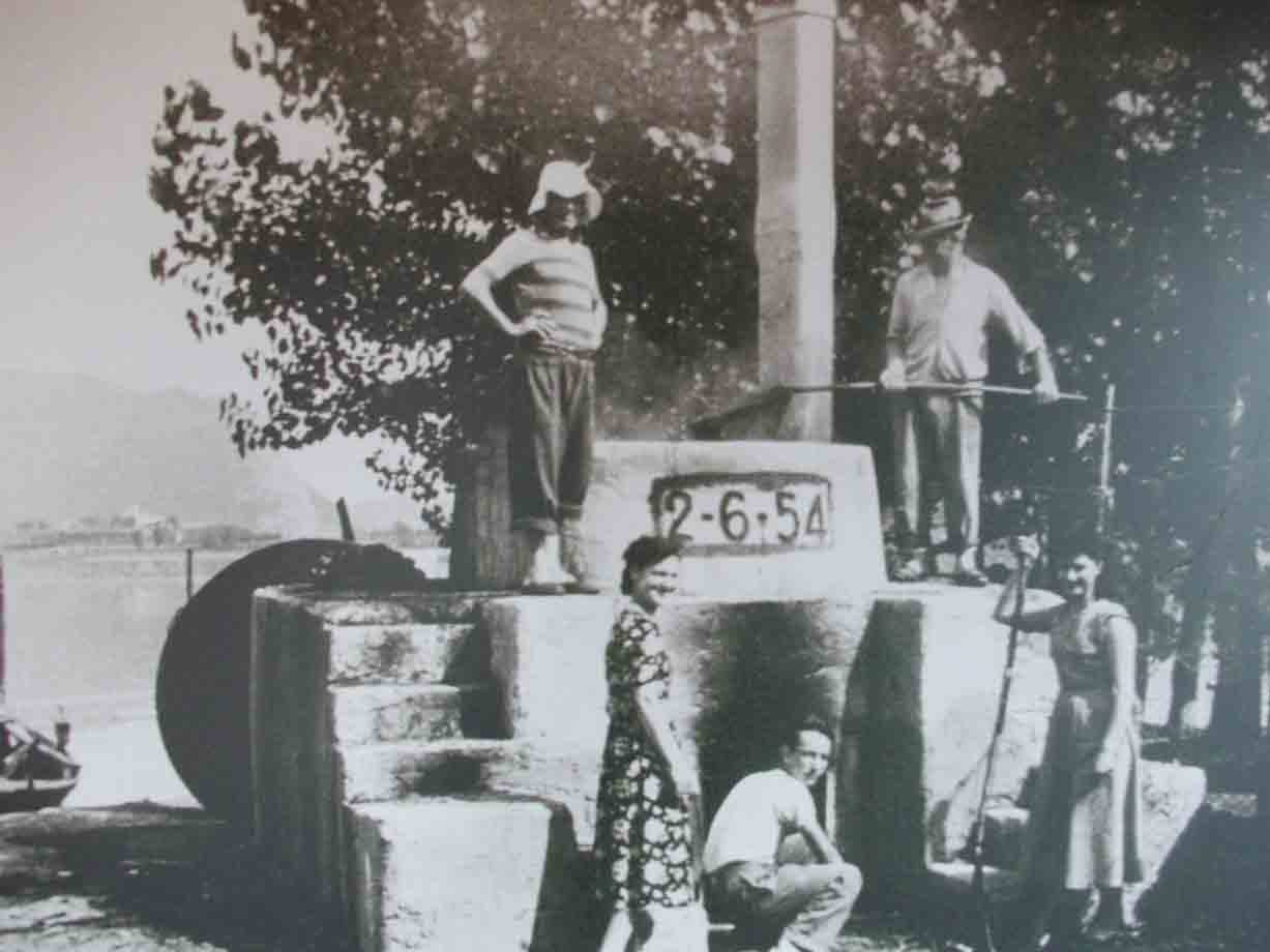 Gruppo di persone su struttura in pietra datata 2-6-54, foto d'epoca