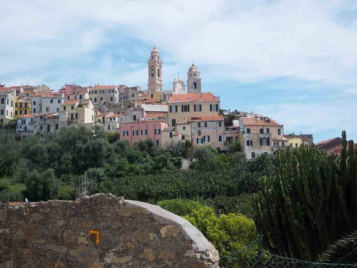 Village di Cervo con campanili colorati sopra il muro e i cactus