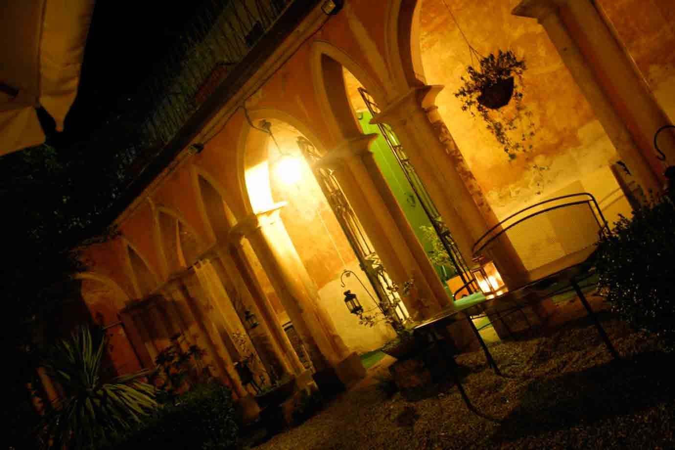 Portico con archi illuminato da lanterne di notte