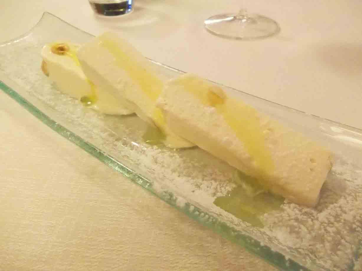 Dolce bianco su piatto di vetro con zucchero a velo e sciropo