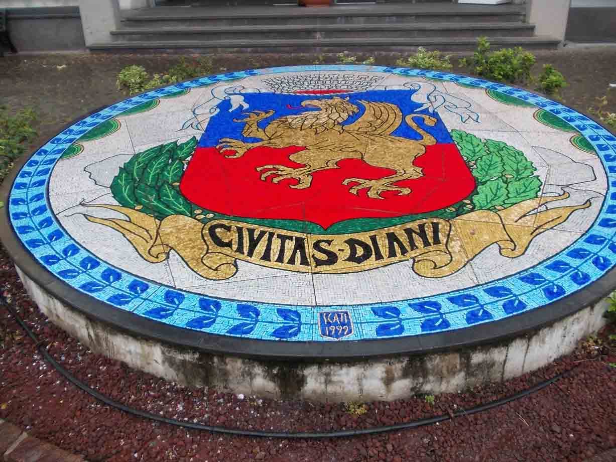 Mosaico circolare con stemma grifone rosso e scritta Civitas Diani