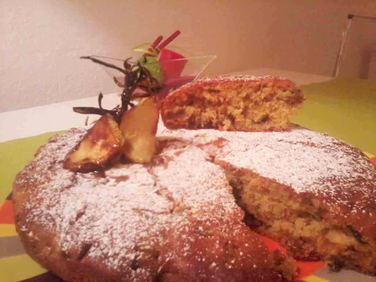Torta casalinga spolverata di zucchero a velo con fette di mela