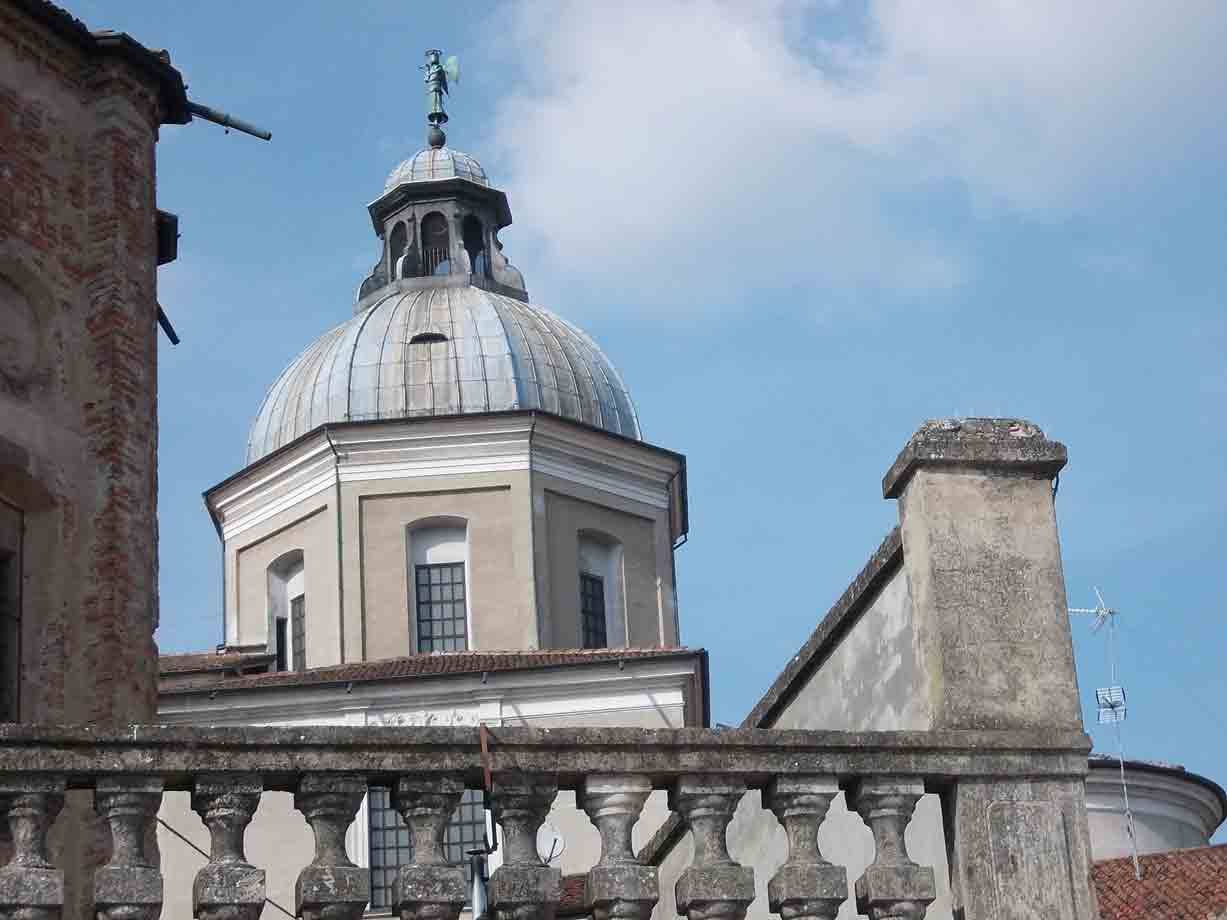 Cupola rivestita in rameverde con lanterna sopra una balaustra in pietra