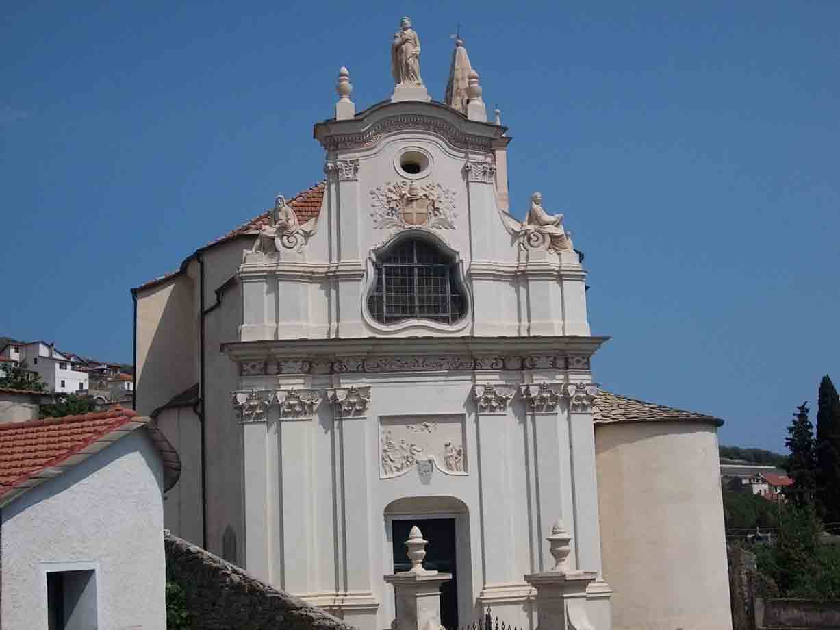 Chiesa barocca bianca con facciata scolpita e statue, cielo azzurro