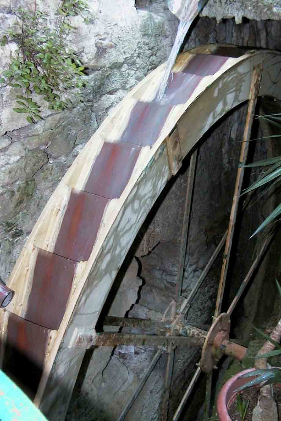 Rotaia idraulica in legno e metallo con l'acqua che scorre sopra le pale