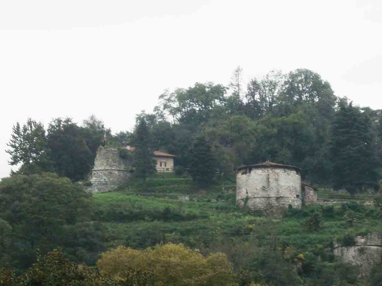 Antiche torri circolari in pietra tra il verde sul colle di Bergamo