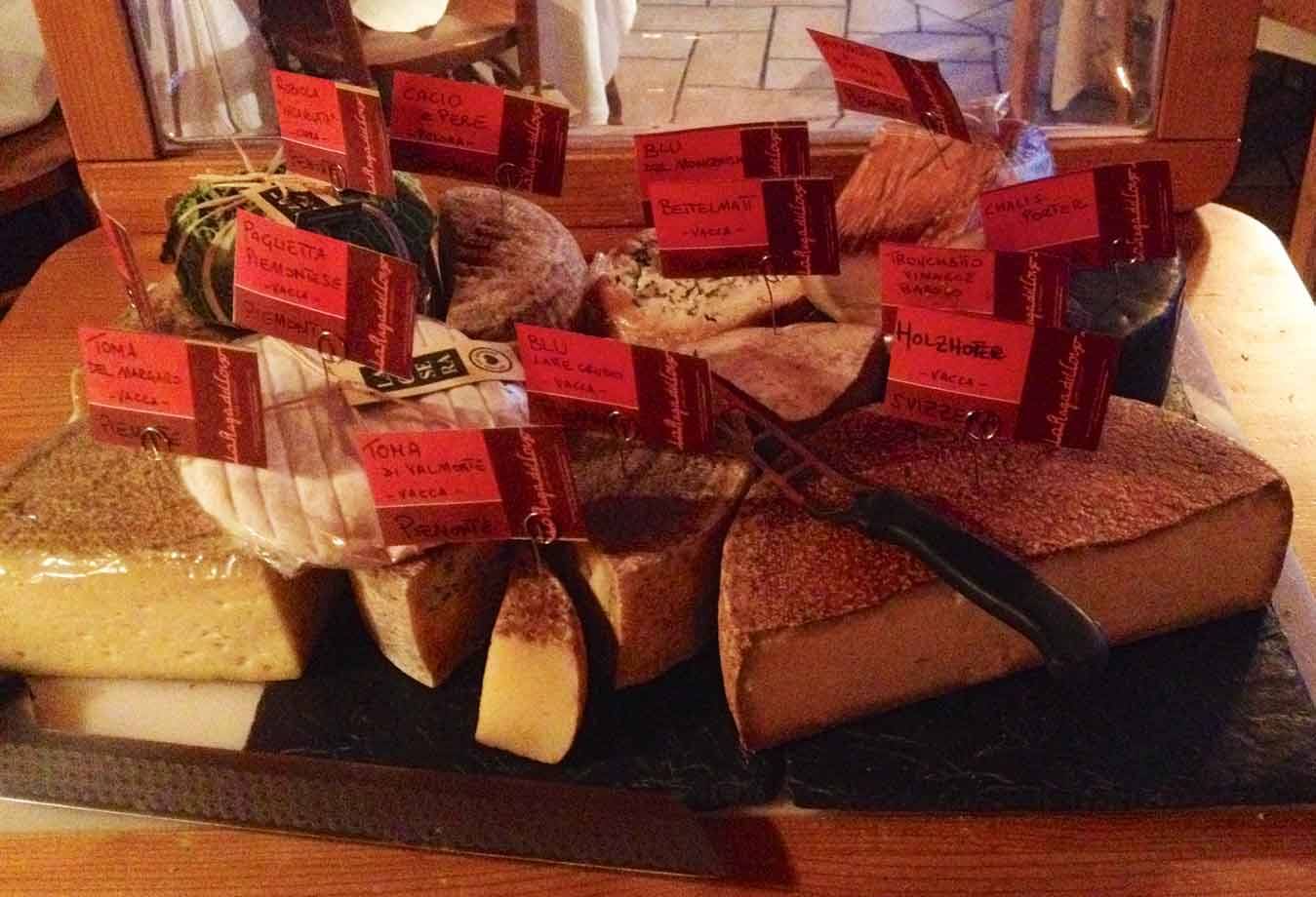 Vassoio di formaggi con etichette rosse e coltello da formaggio