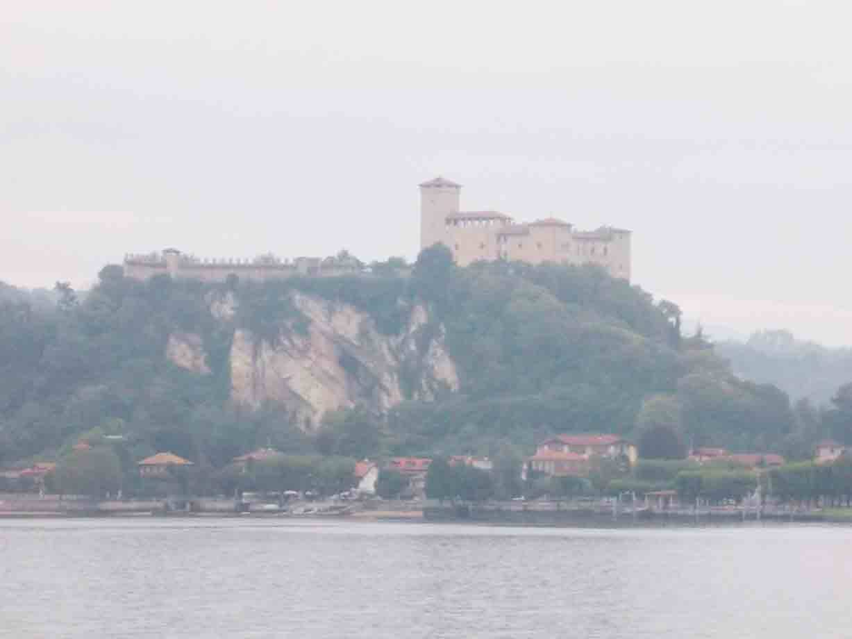 La Rocca di Angera sulla roccia sopra il lago Maggiore, nella nebbia