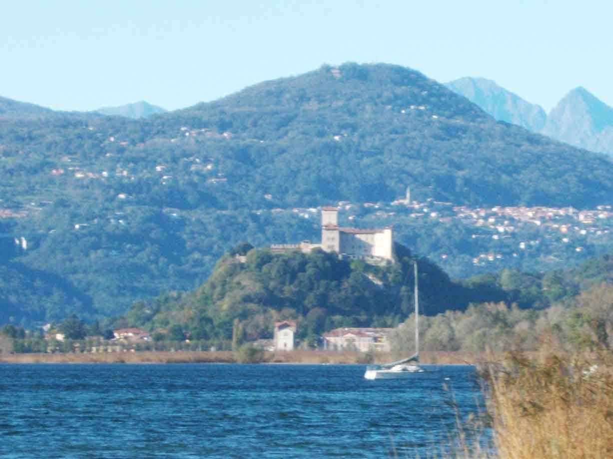La Rocca di Angera sul Lago Maggiore, con una barca a vela in acqua