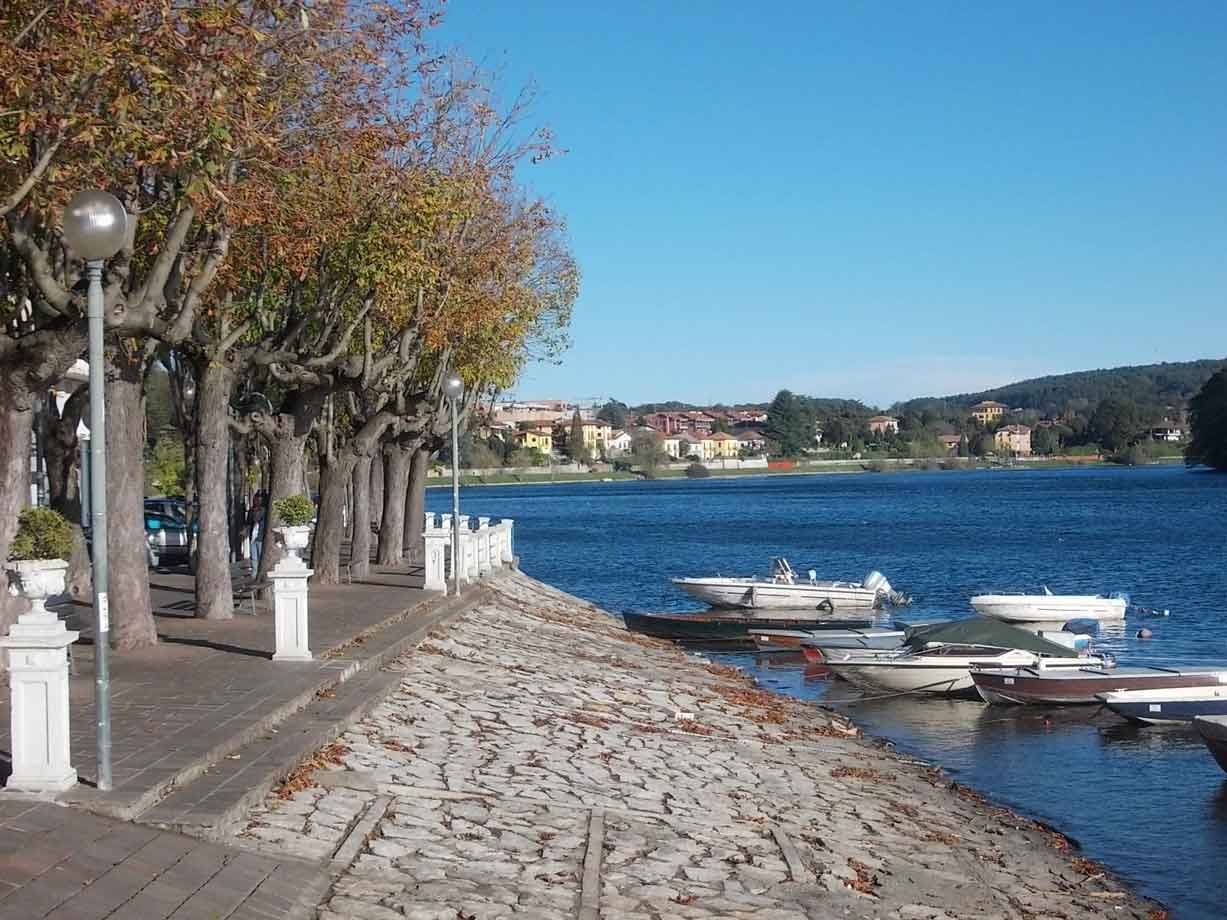 Lungolago con alberi autunnali e barche ormeggiate, lago di Viverone