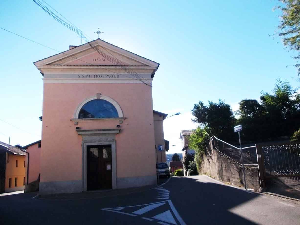 Chiesa rosa dei S.S. Pietro e Paolo su una strada di paese