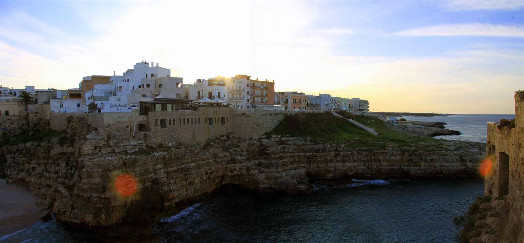 Case bianche su scogliere calcaree sopra il mare, Polignano a Mare