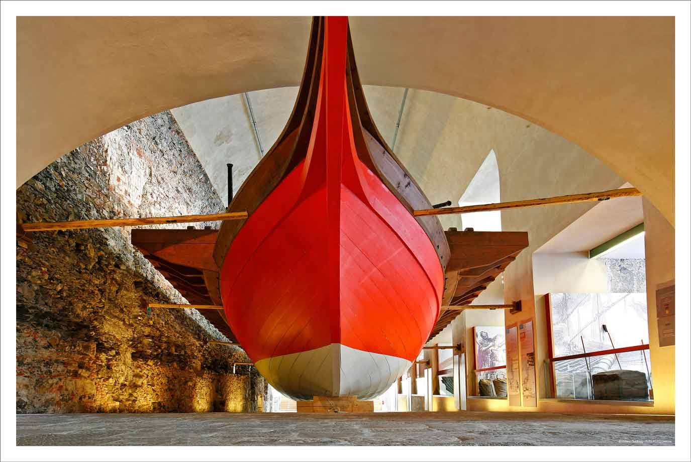 Prua rossa di galea esposta nel Museo Marittimo di Barcellona