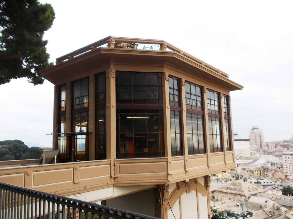 Padiglione ottagonale in legno e vetro della stazione dell'ascensore, sopra i tetti