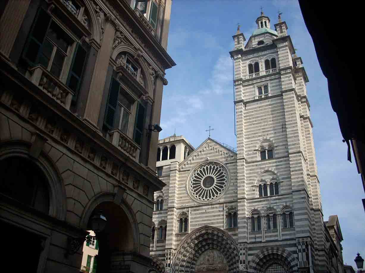 Facciata a strisce bianche e grigie del Duomo di San Lorenzo a Genova