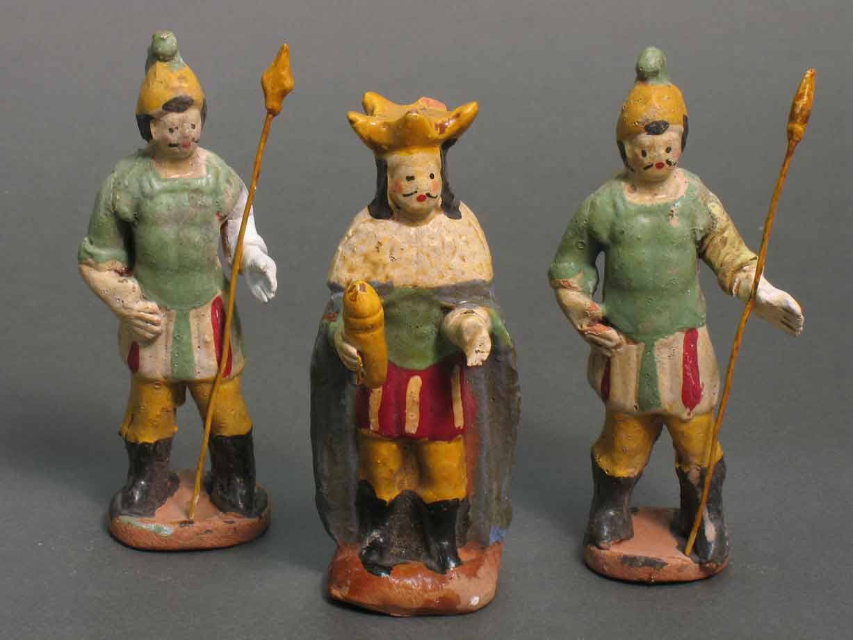 Tre statuine presepe terracotta dipinta, Re Magi con lance, luce diffusa