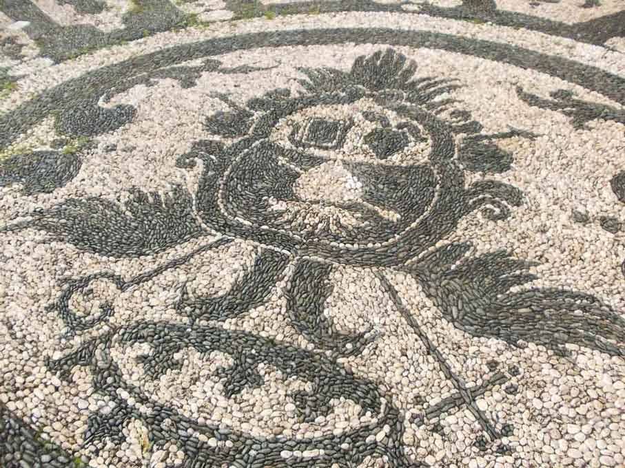 Mosaico di ciottoli bianchi e neri con figura grottesca, tecnica tipica di Rodi