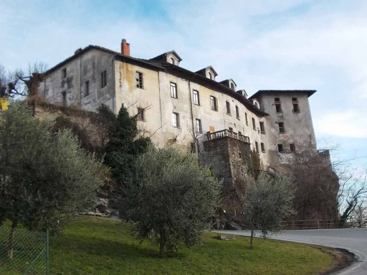 Antico edificio abbandonato in pietra e intonaco, tra ulivi e alberi spogli