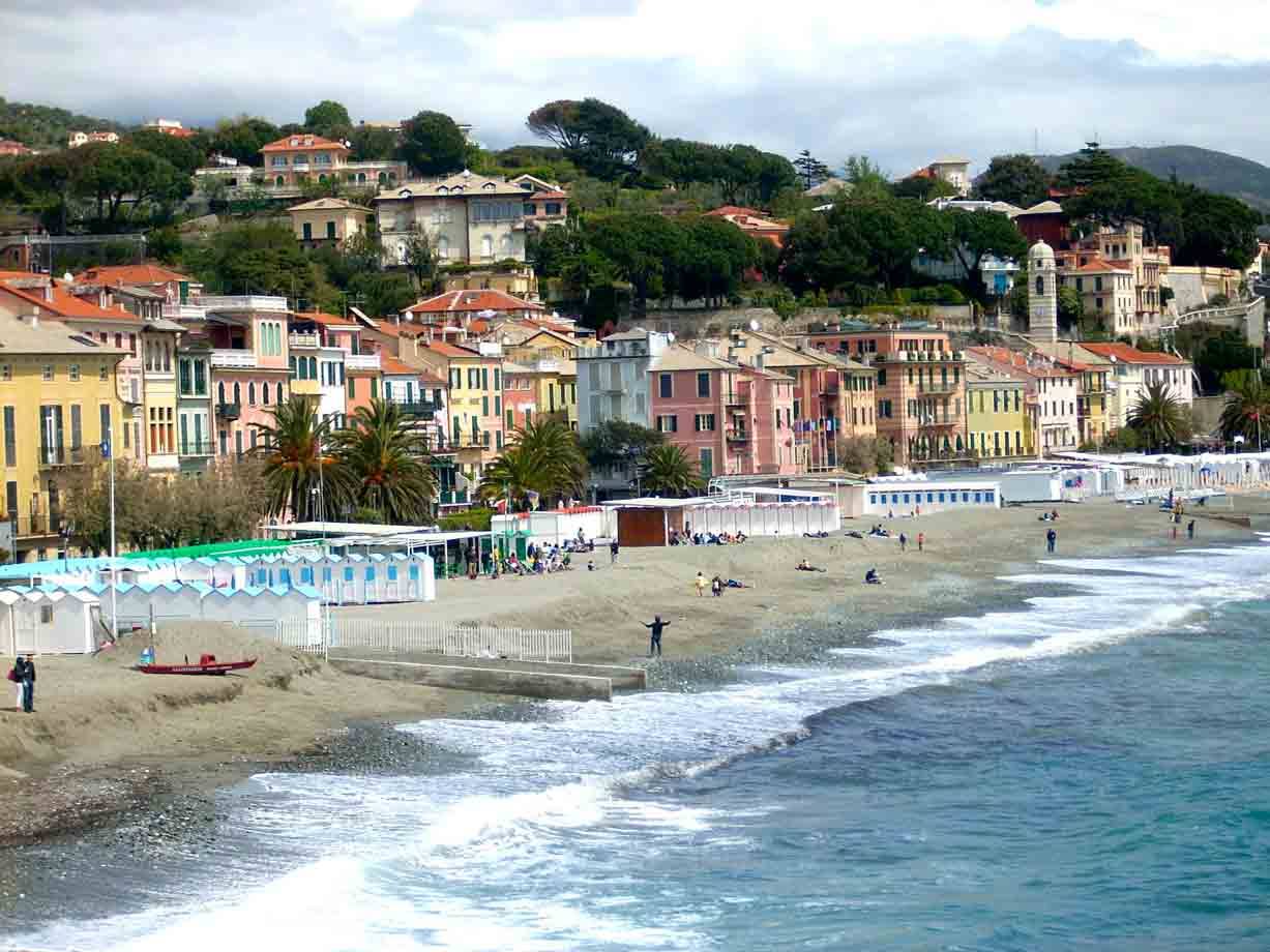 Una torre vista mare sulla riviera ligure: gita a Celle Ligure tra arte, storia e buona tavola