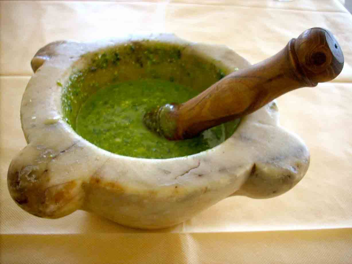 Il pesto servito nel mortaio al Ristorante Ai Prati