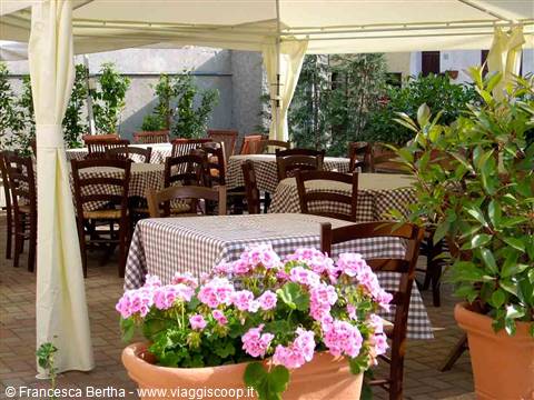 Il dehor fiorito della Locanda San Rocco