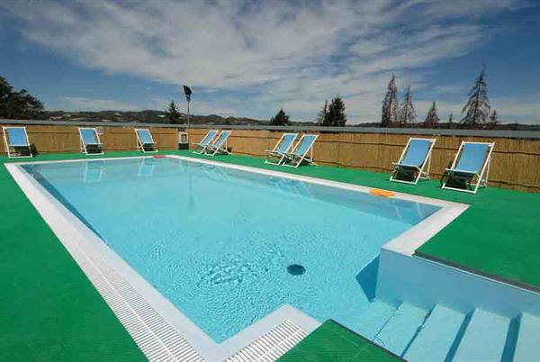 La piscina dell'Hotel Pineta di Acqui Terme