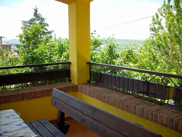 un comodo terrazzino della Cascina Monsignorotti