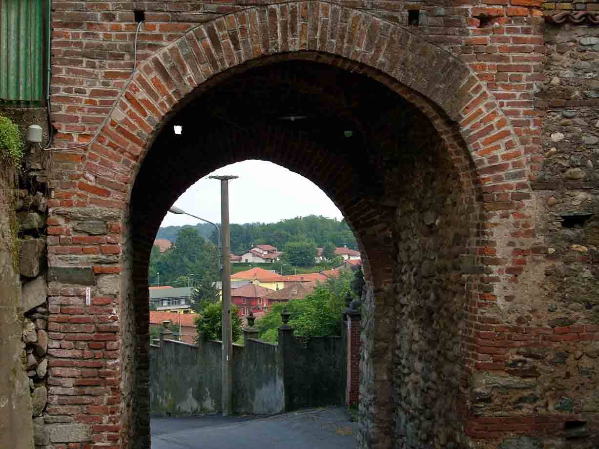 L'arco dell'antica porta del paese