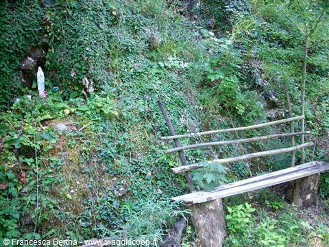 Un luogo di preghiera nel bosco, dedicato alla Madonna