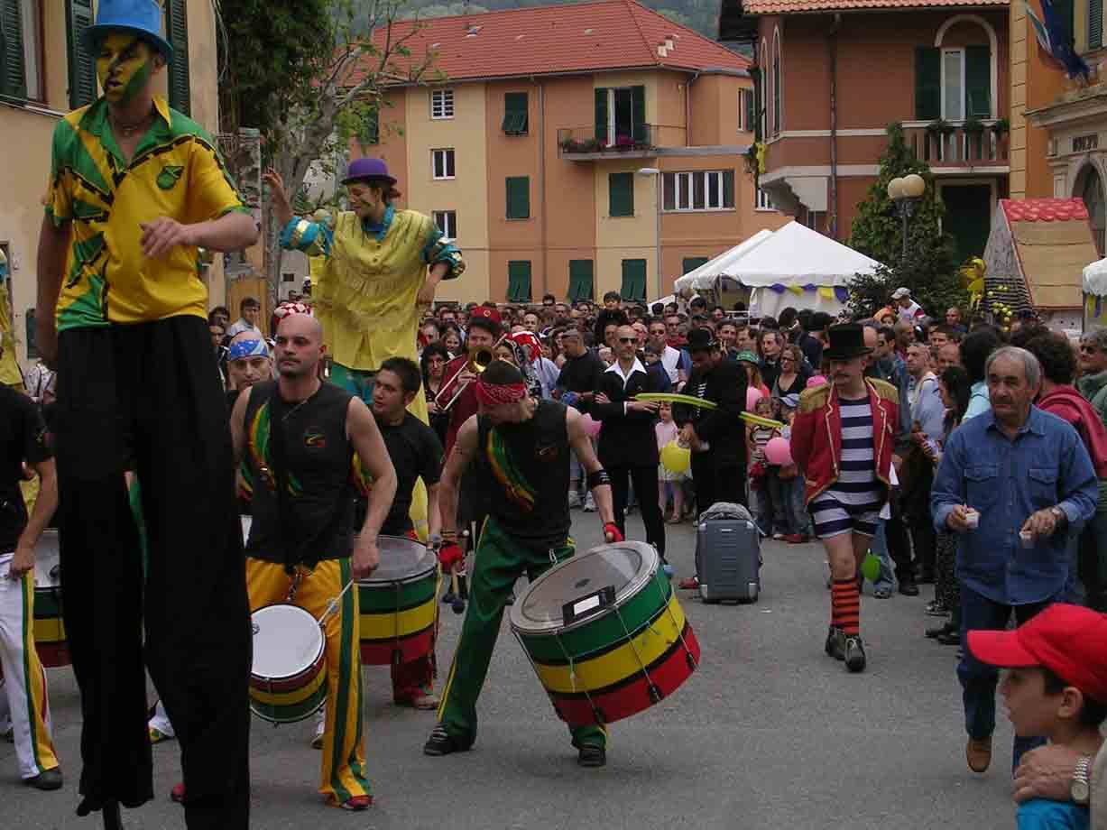 Il Festival degli artisti di strada di Ex Melle