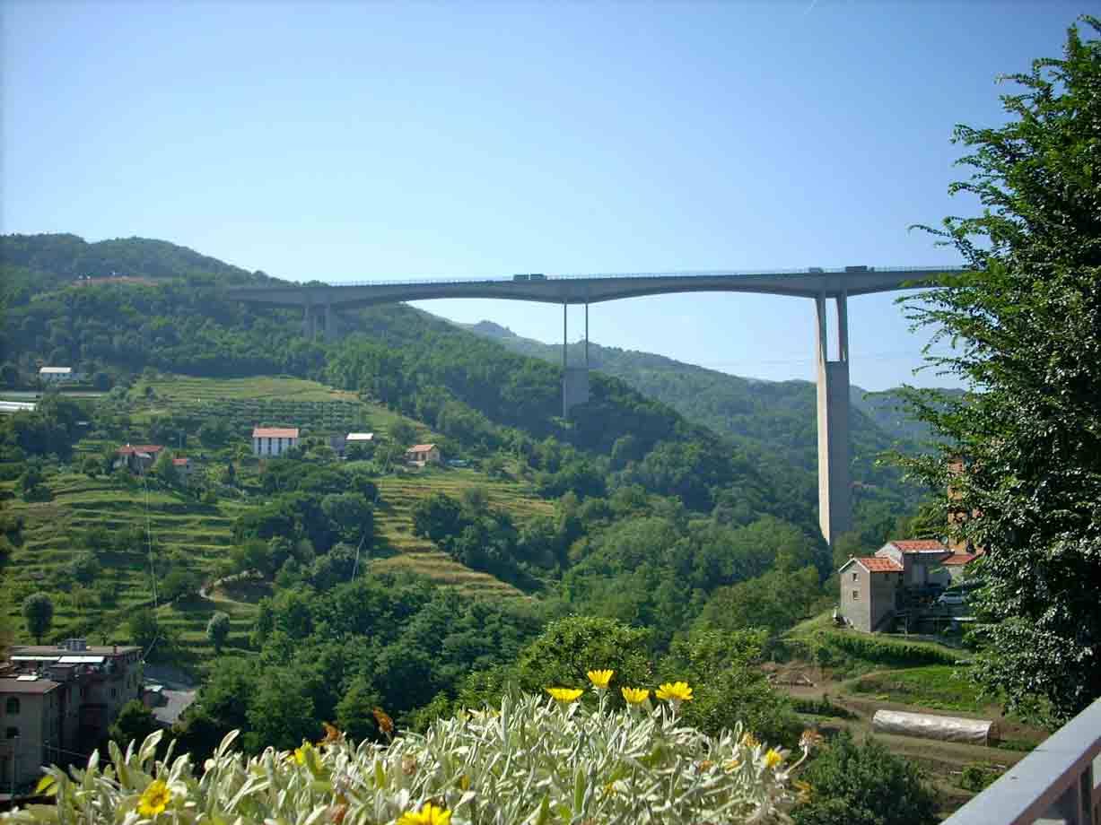 Il ponte dell'autostrada, vista da Mele