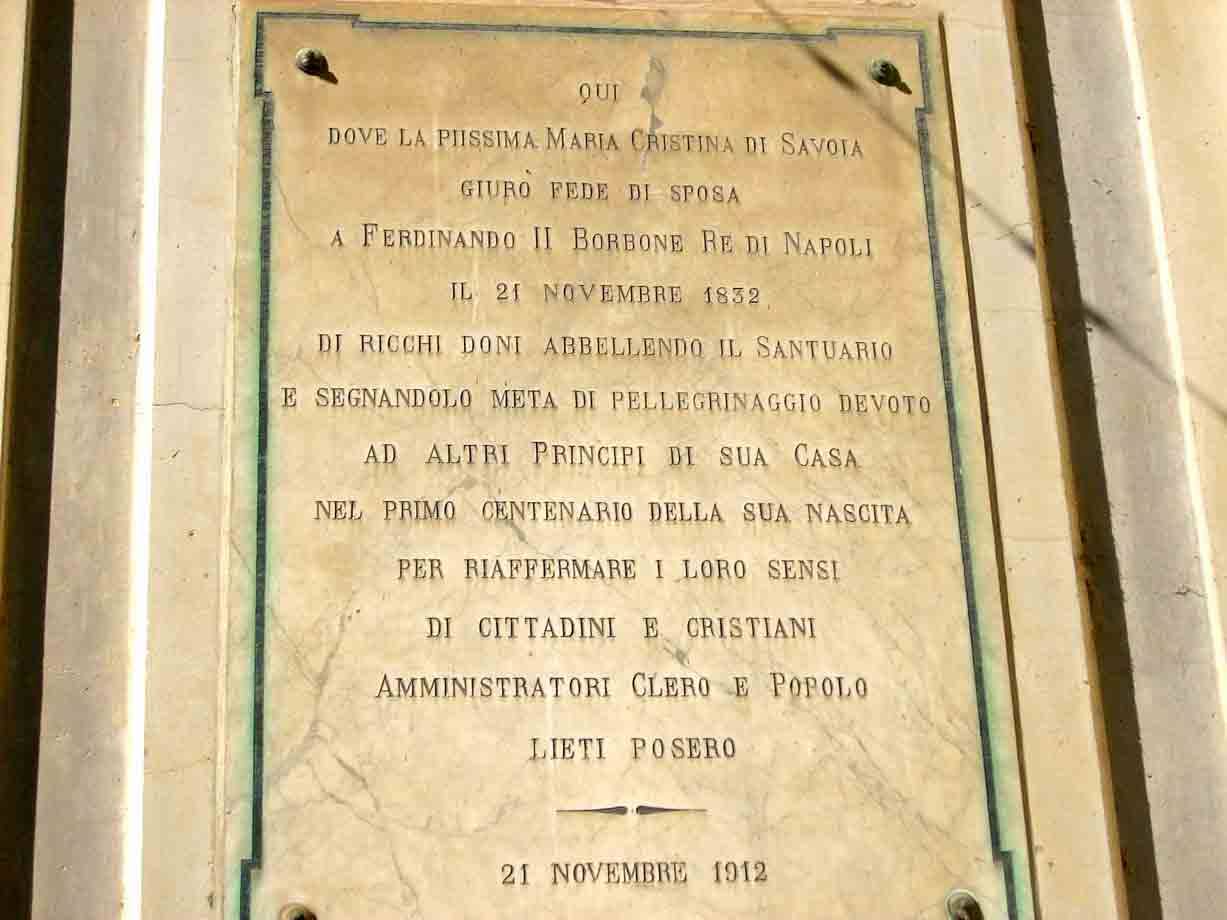 La lapide che ricorda le nozze reali presso il Santuario