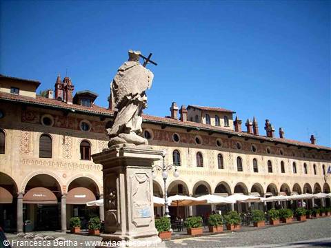 Veduta dei portici di Piazza Duomo