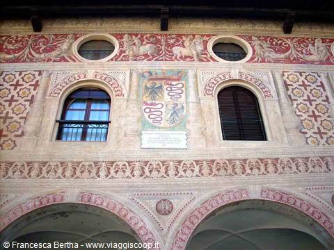 Particolare delle decorazioni dei portici di Piazza Duomo