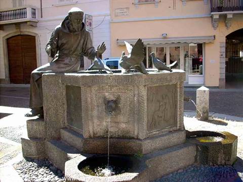 La statua di San Francesco, davanti alla chiesa a lui dedicata