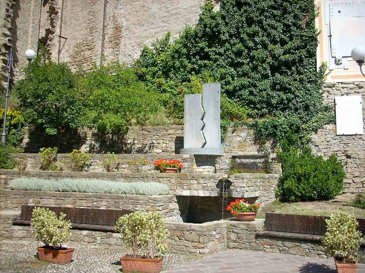 Fontana e monumento dei caduti