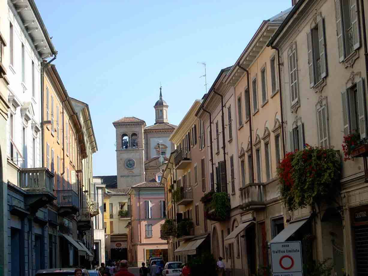 Una strada del centro storico di Voghera