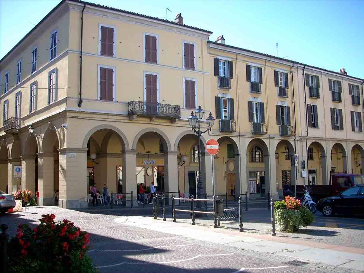 Il porticato che costeggia Piazza Duomo