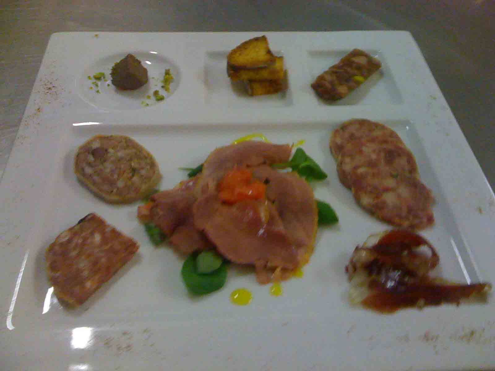 Antipasto a base di sallama d'oca presso il Ristorante Il Cuuc