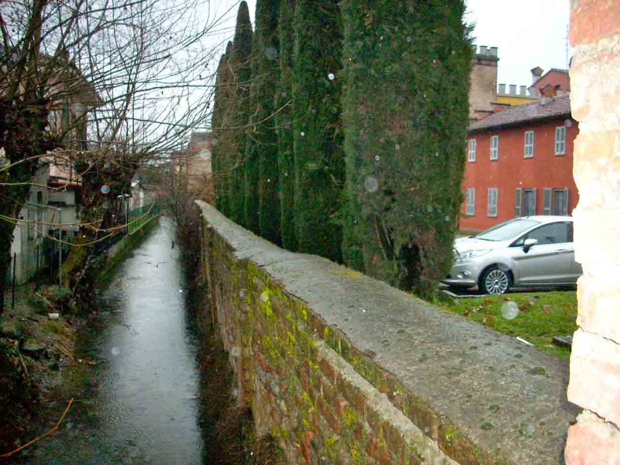 Un canale che attraversa il centro