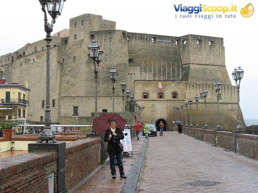 www.viaggiericordi.com - Castel dell'Ovo