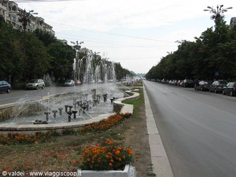 Romania: Bucarest Il lungo viale che porta al Palazzo
