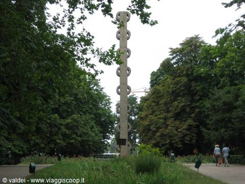 Romania: Bucarest Stele commemorativa