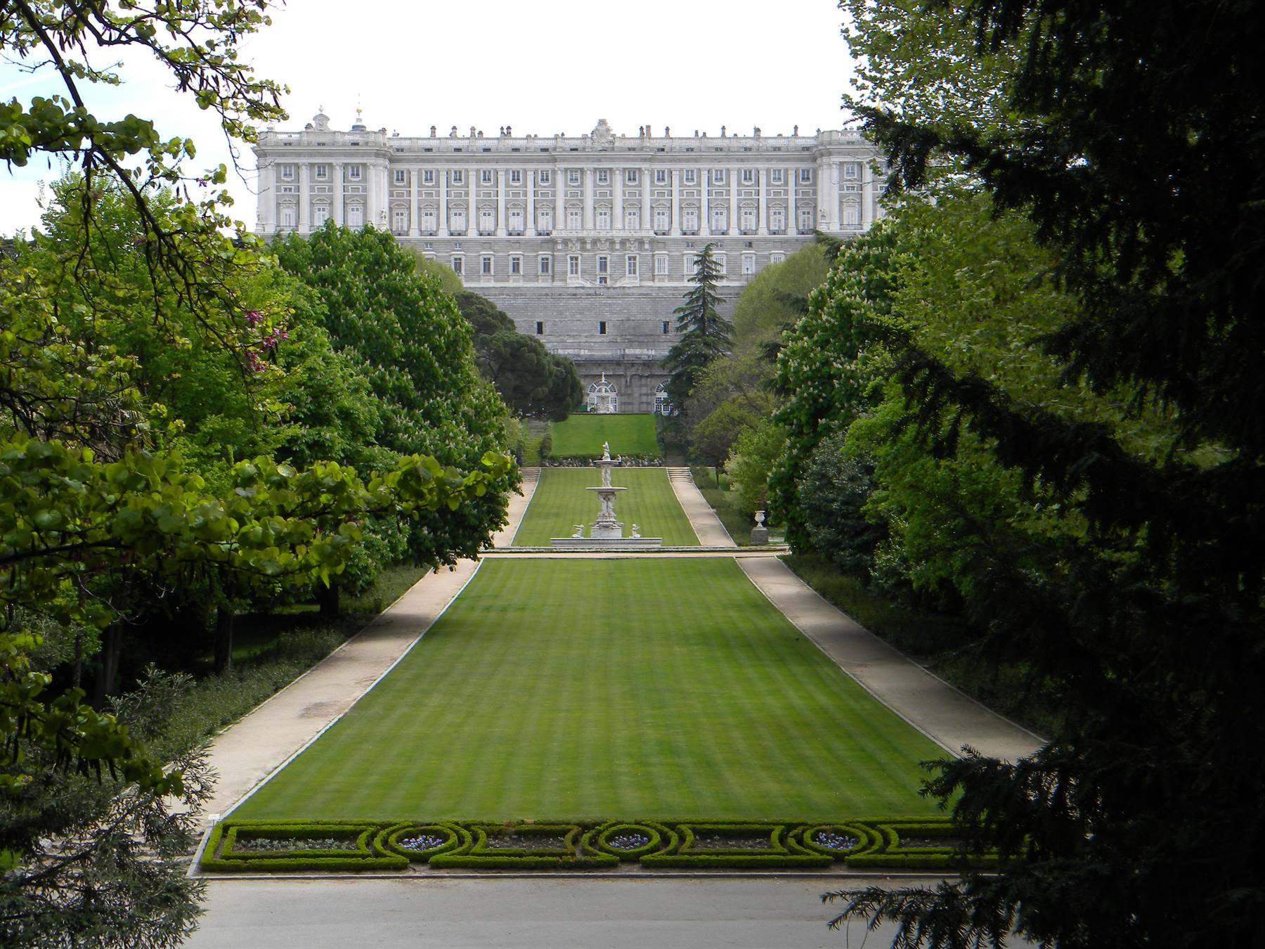 Palazzo Reale visto dall'ingresso del Campo del Moro