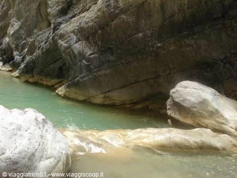 piscine d'acqua completamente ghiacciata 