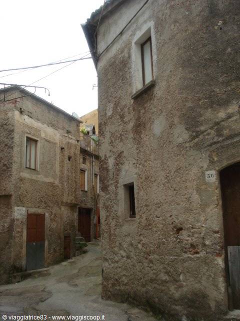 un profumo di pane e peperoni appena fatti... ci accompagnia.. lungo la via 