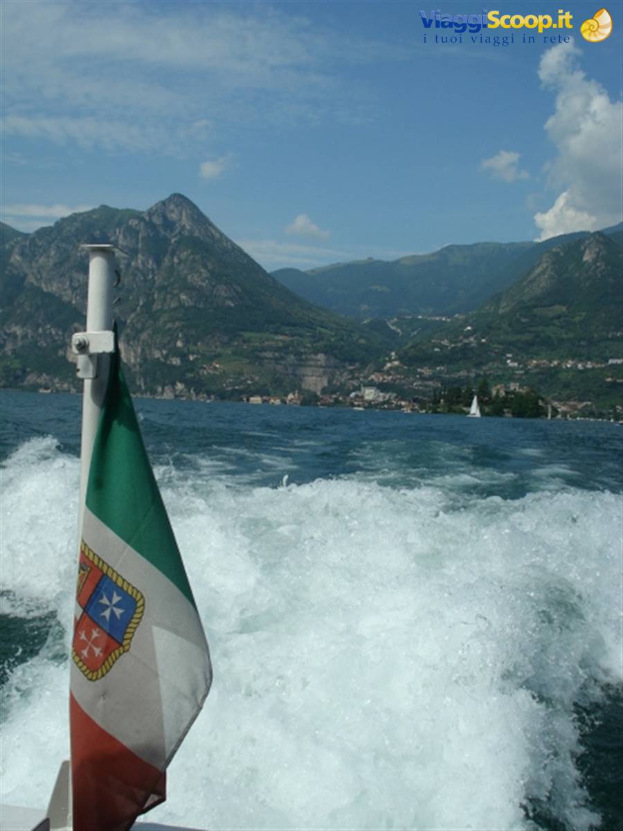 La bandiera ITALIANA.. sullo sfondo del lago