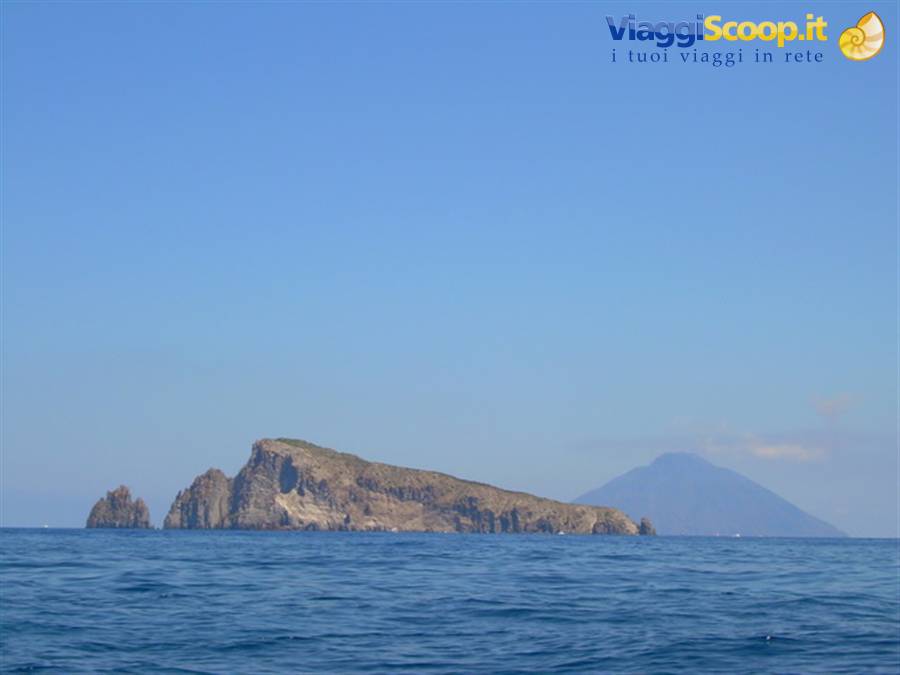 Isolotti e sullo sfondo Stromboli