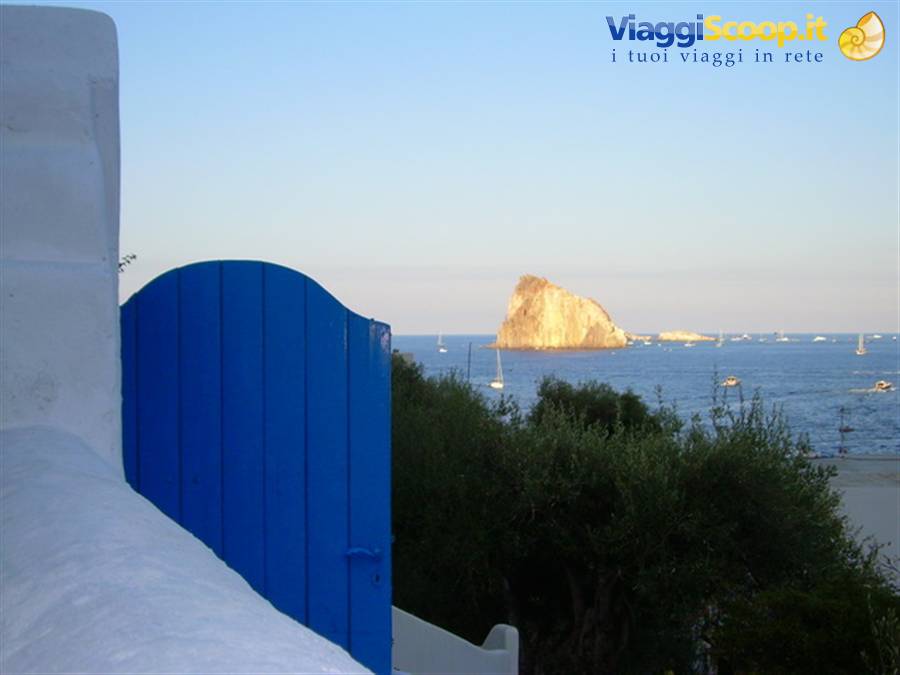 una porta blu sul mare.. 
