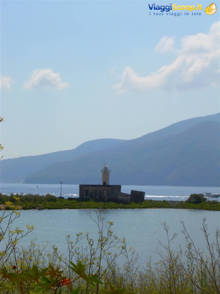 Faro di Salina _ Lingua è un paese di circa 2 km laghetto salato da qui il nome di SALINA